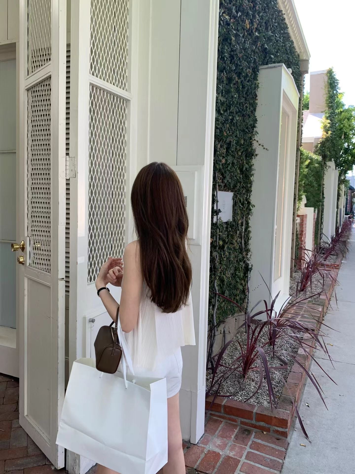 Round pleats sleeveless
