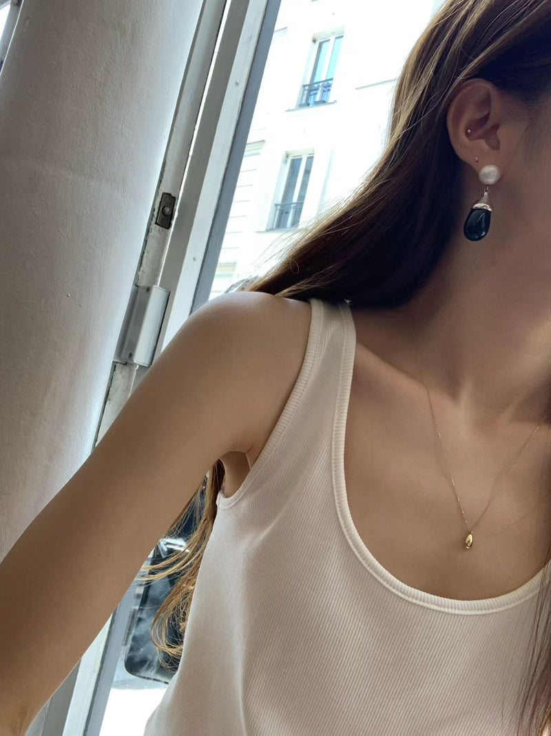U neck sleeveless tee