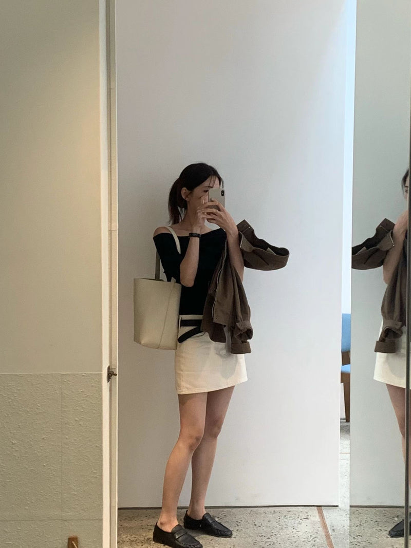 Le off-shoulder tee