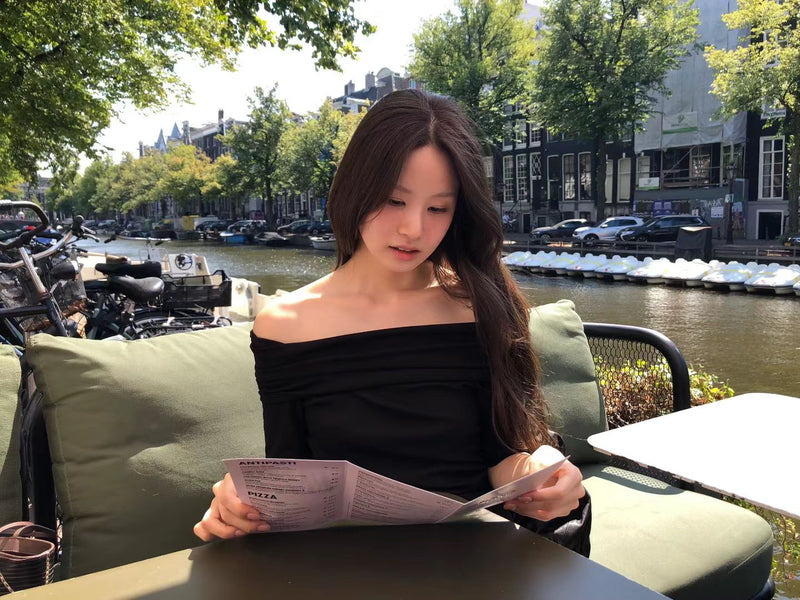 Le off-shoulder tee