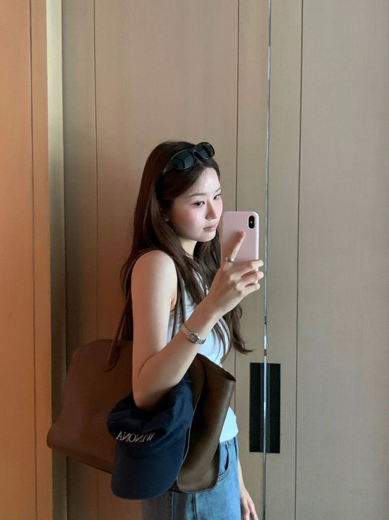 Lady sleeveless tee