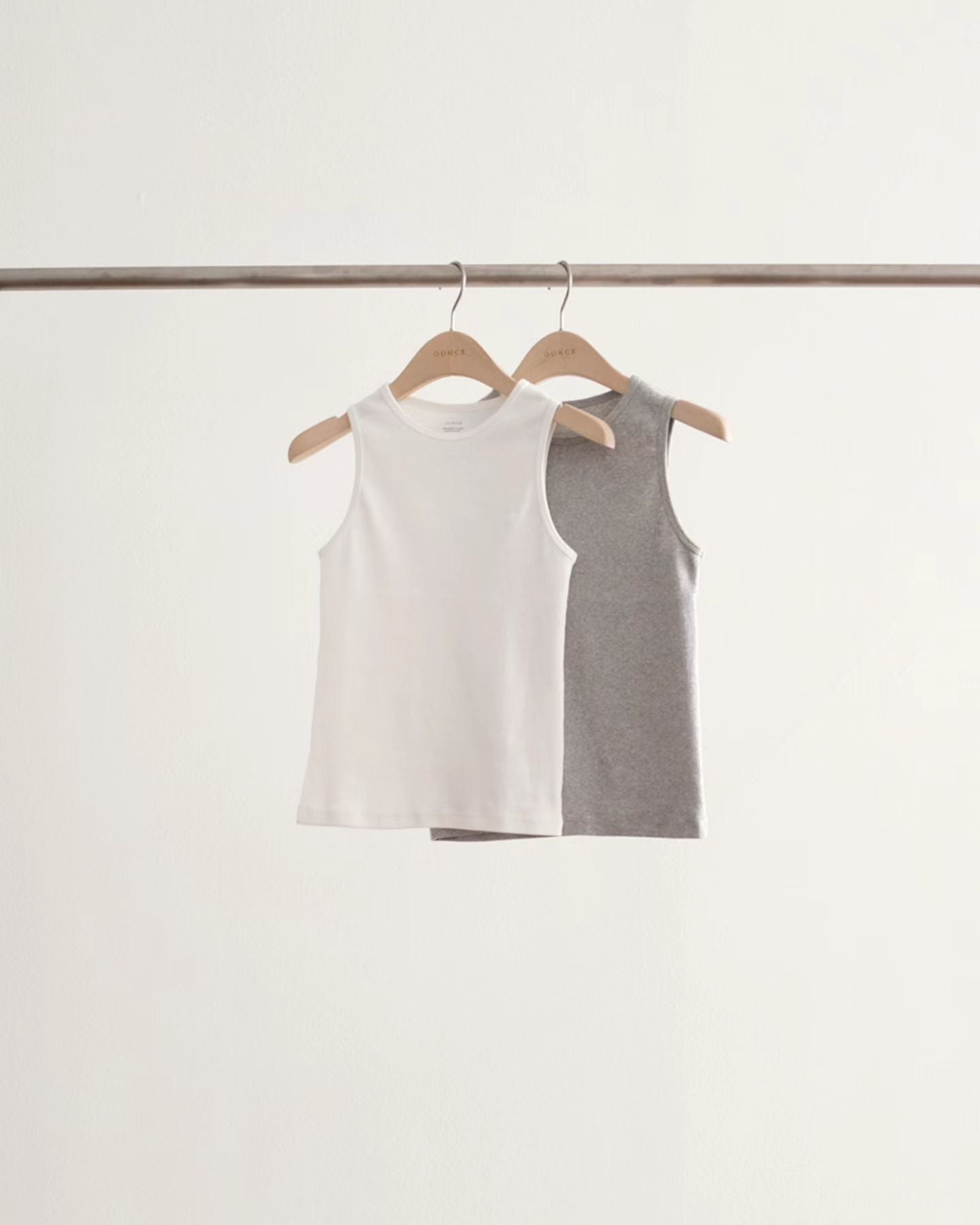 Lady sleeveless tee