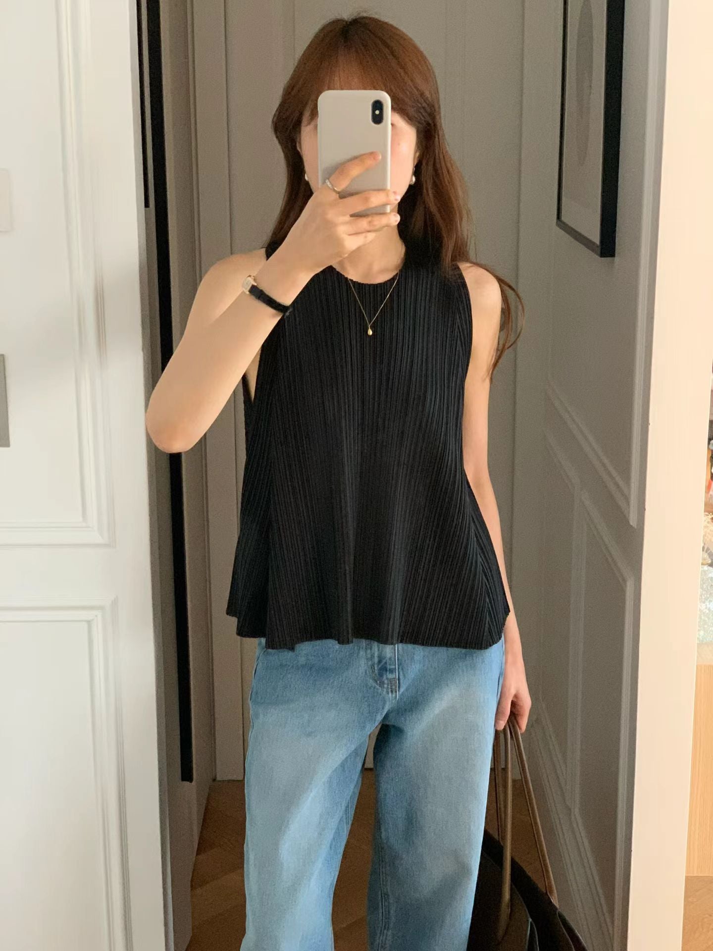 Round pleats sleeveless