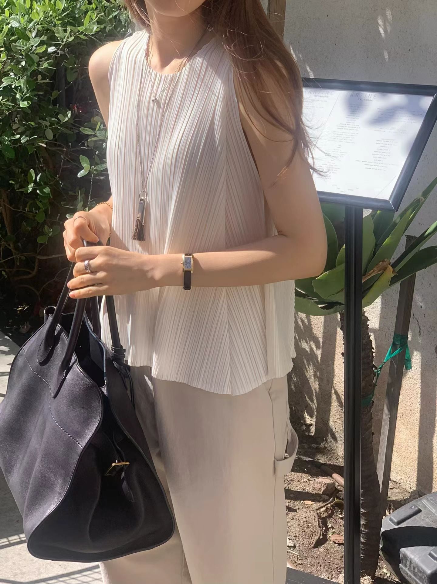 Round pleats sleeveless