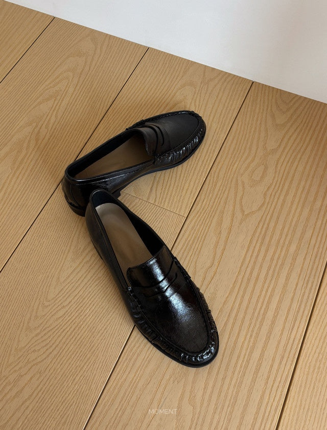 Glossy penny loafer