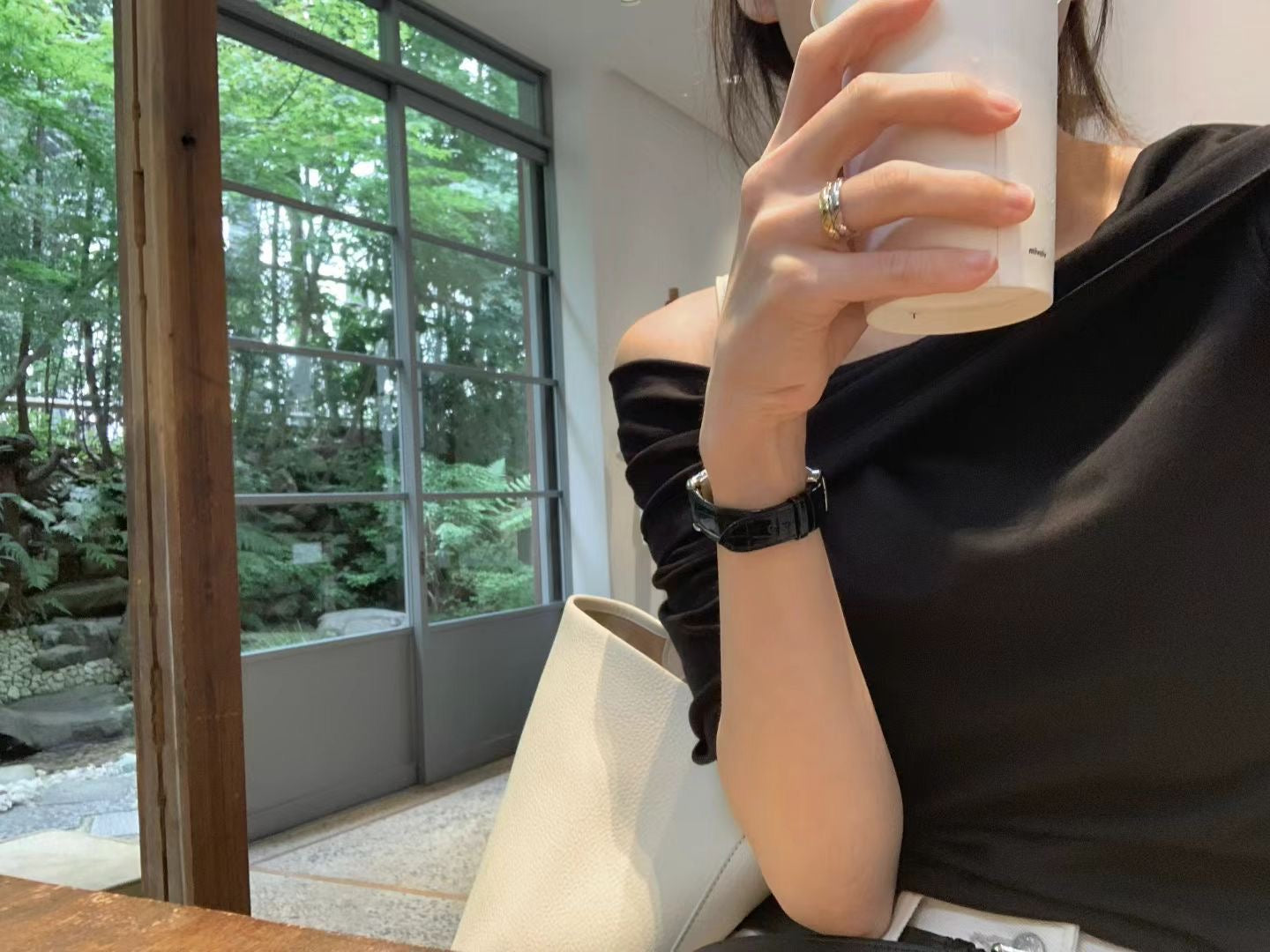 Le off-shoulder tee