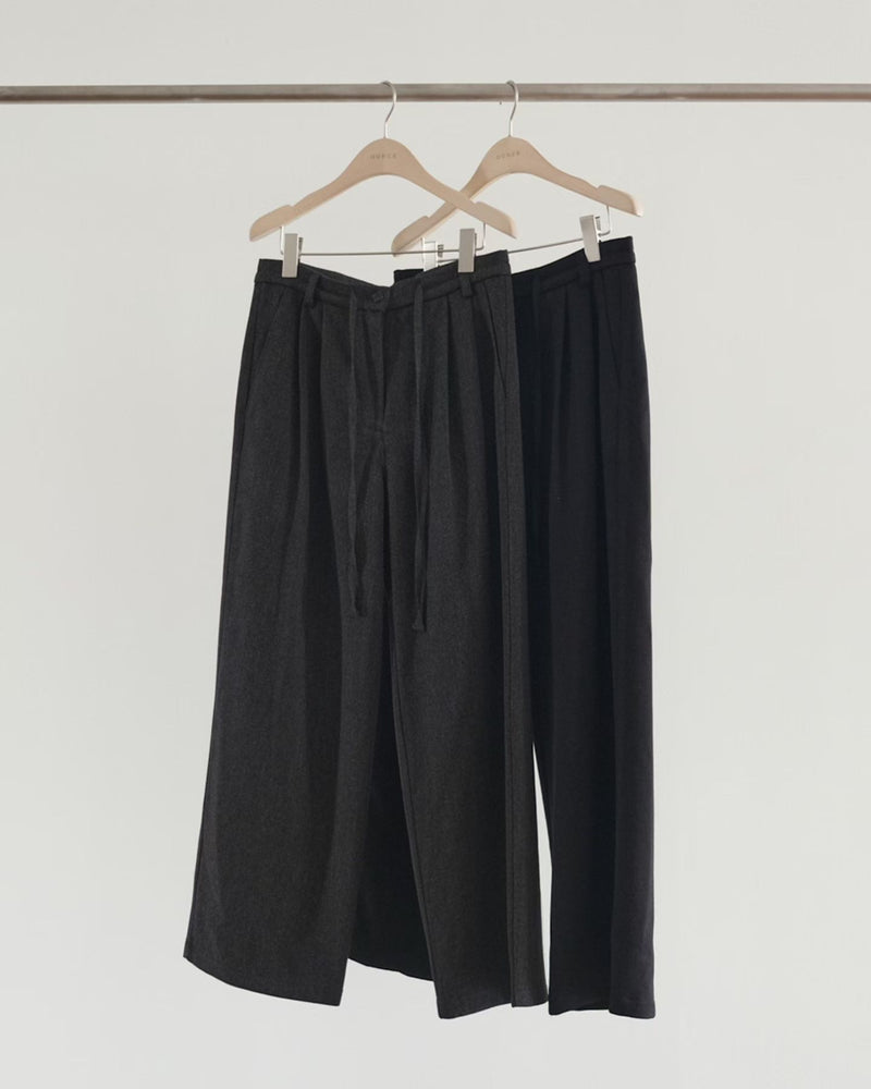 Wool two tuck pants