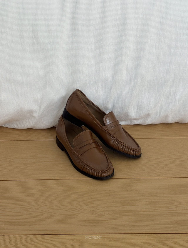 Glossy penny loafer