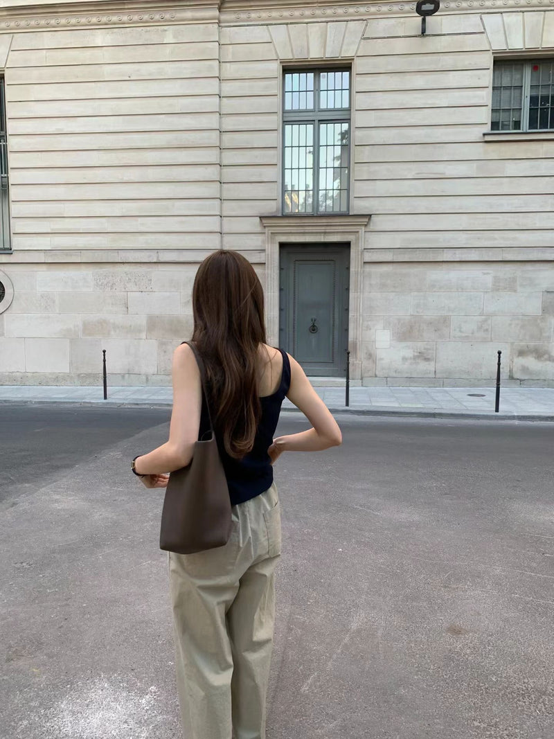 U neck sleeveless tee