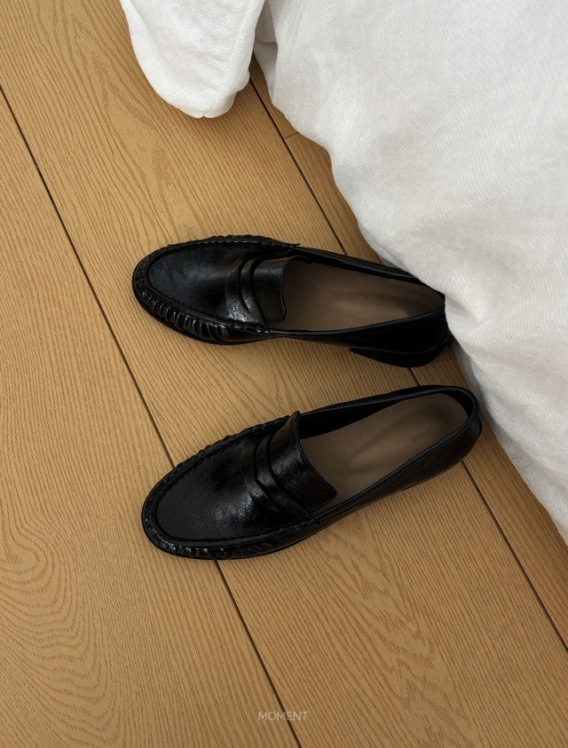 Glossy penny loafer