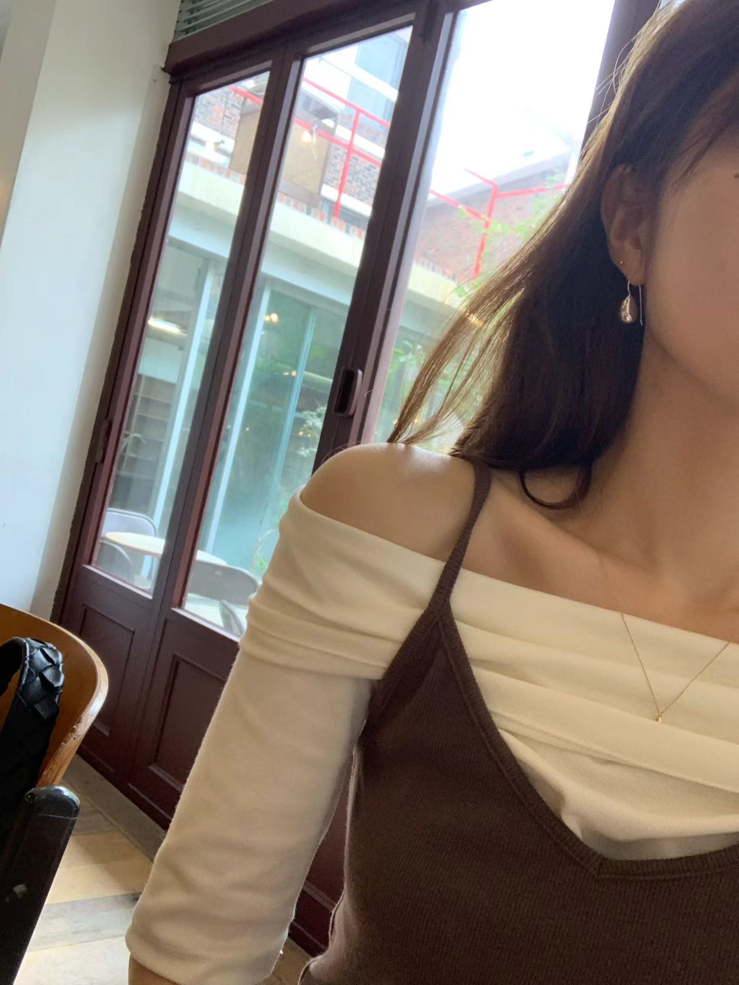 Le off-shoulder tee