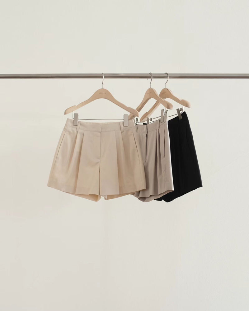 Tay pintuck shorts