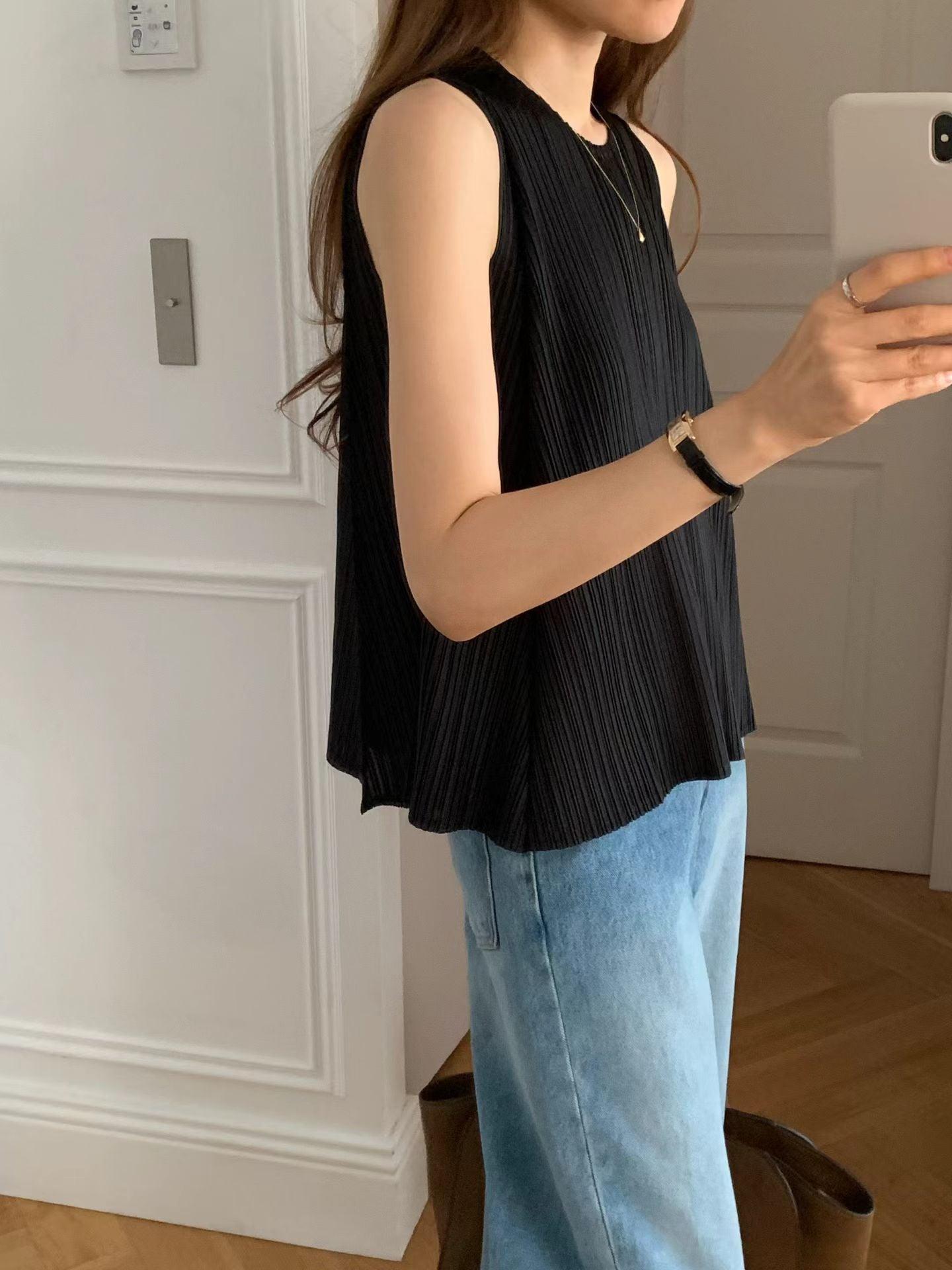 Round pleats sleeveless