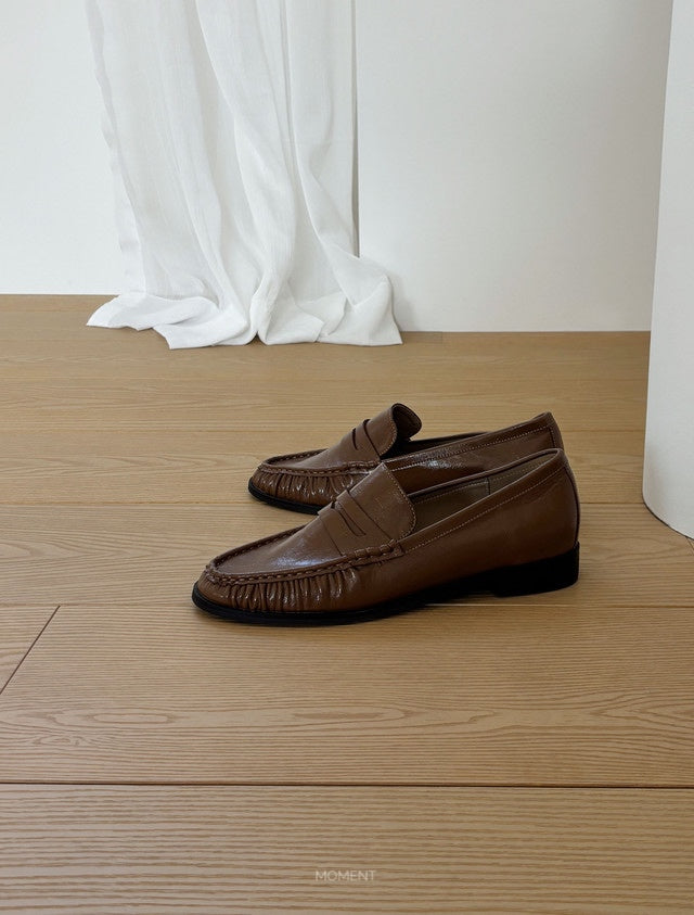 Glossy penny loafer