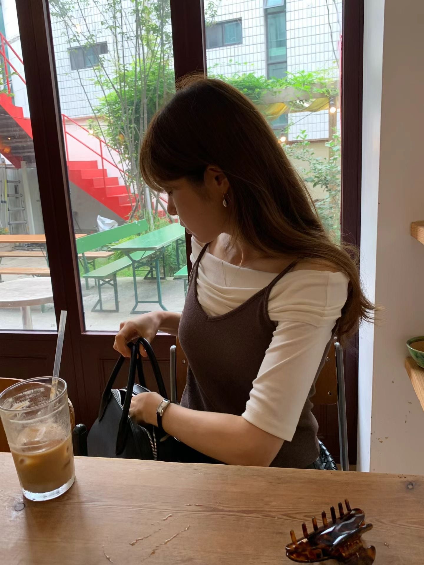 Le off-shoulder tee