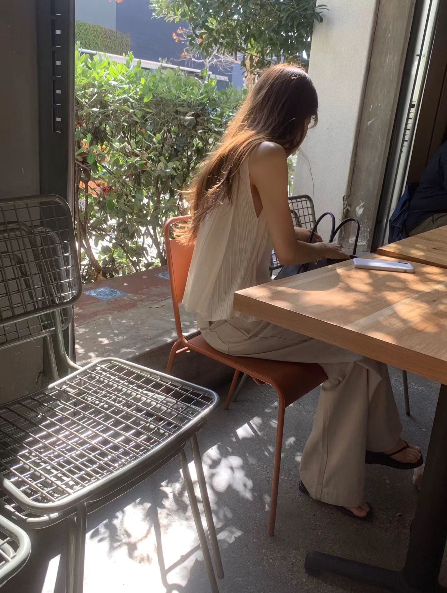 Round pleats sleeveless