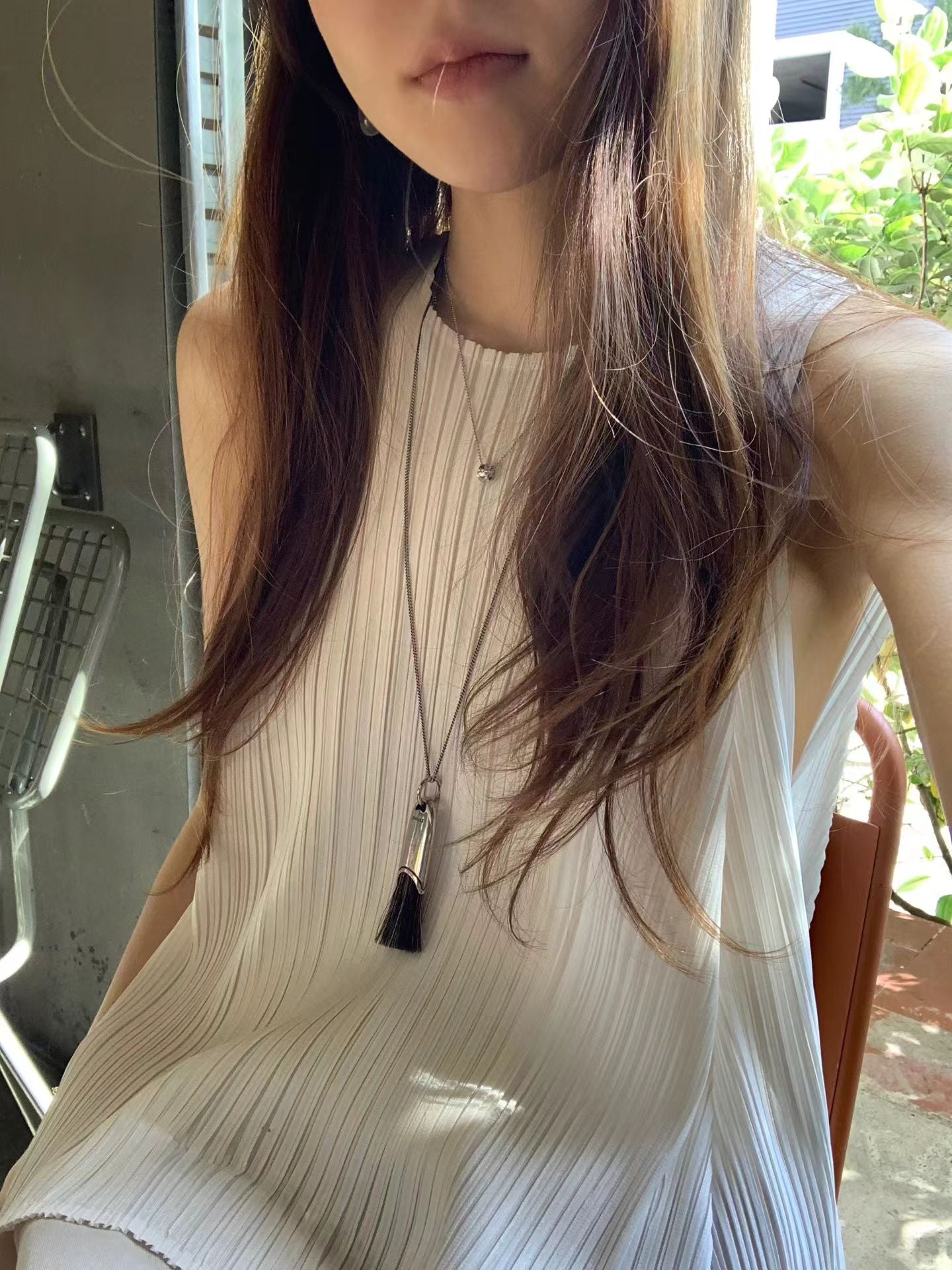Round pleats sleeveless