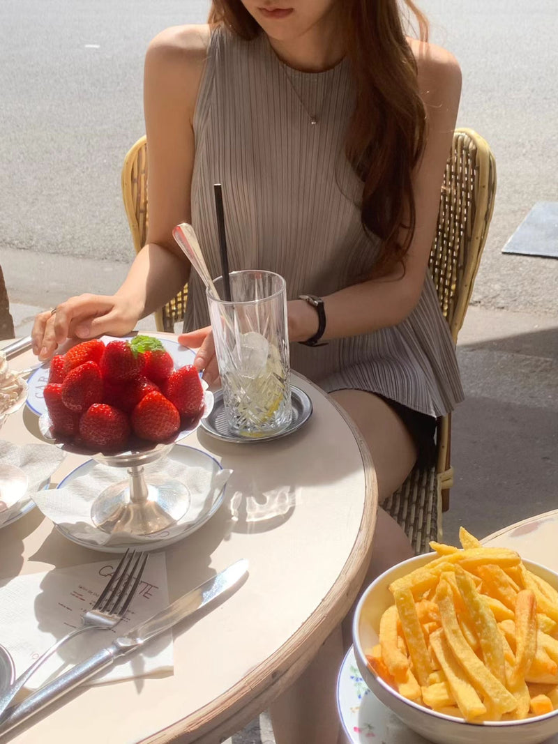 Round pleats sleeveless