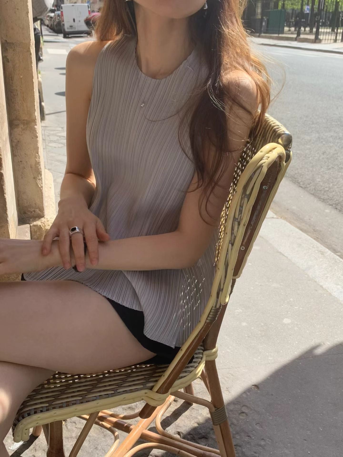 Round pleats sleeveless