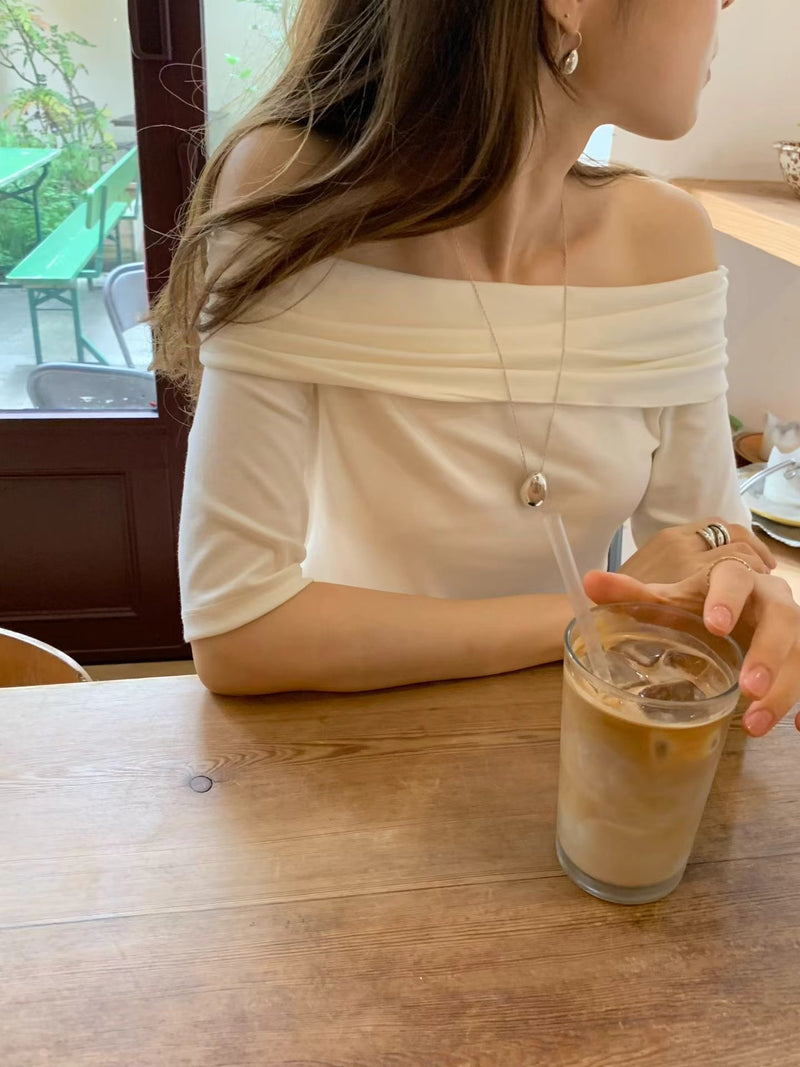 Le off-shoulder tee