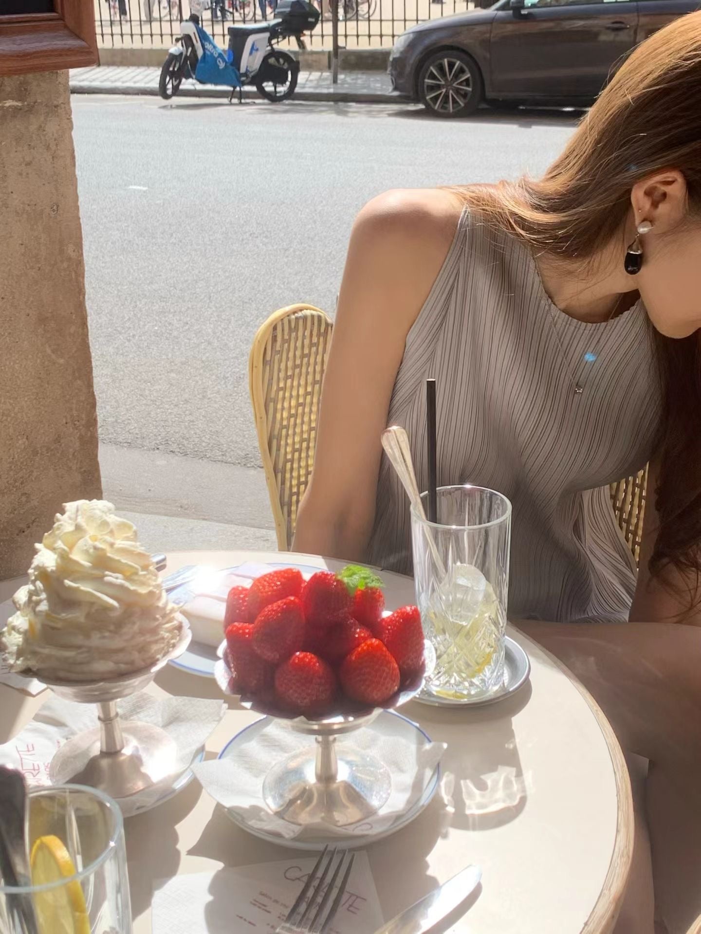 Round pleats sleeveless