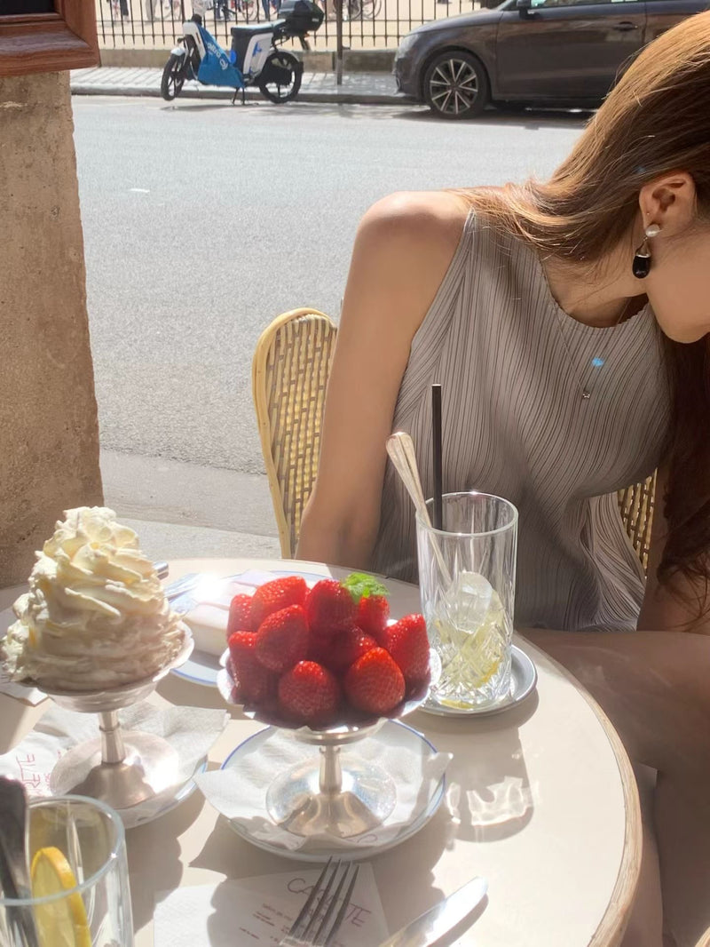Round pleats sleeveless