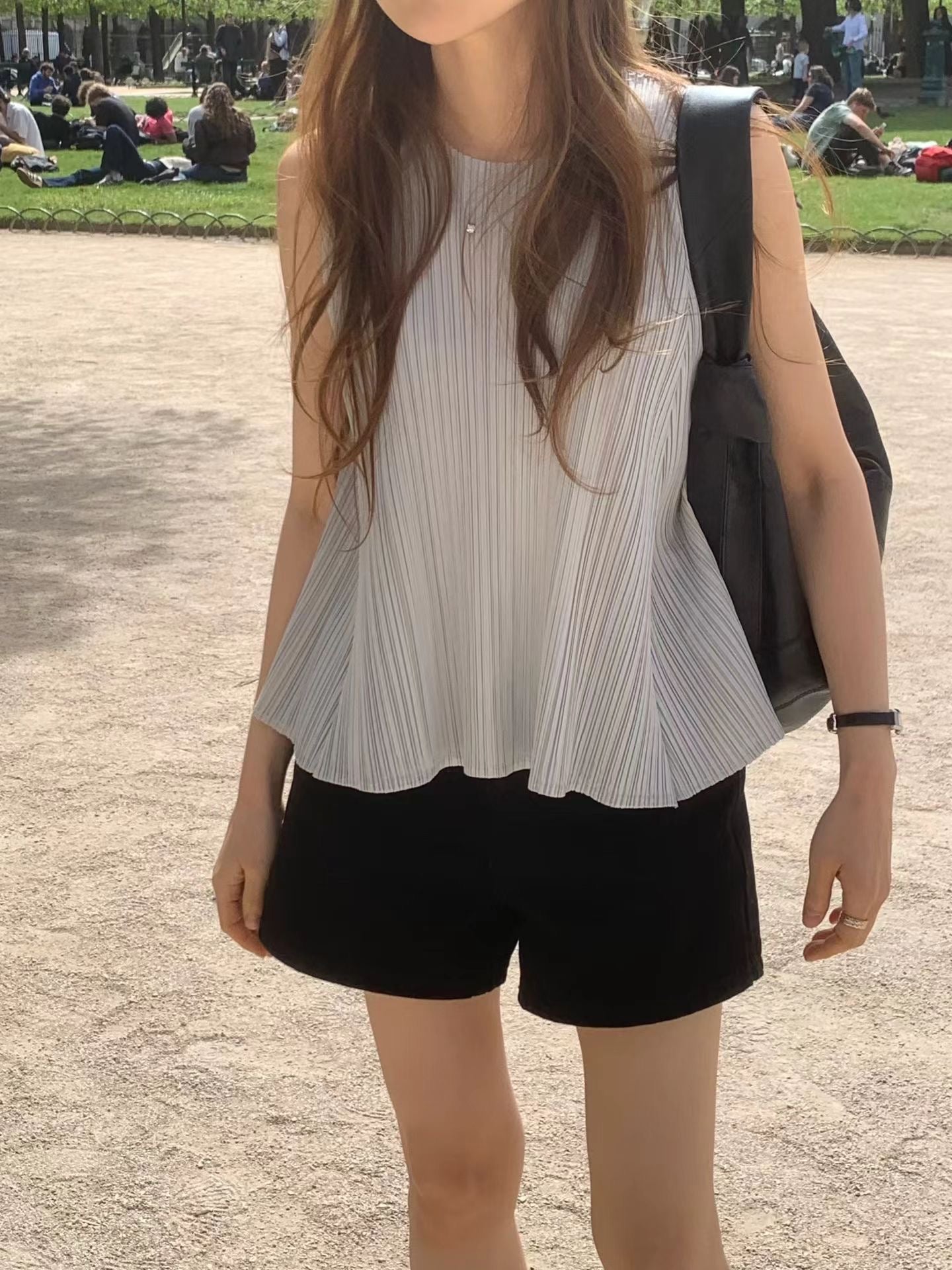 Round pleats sleeveless