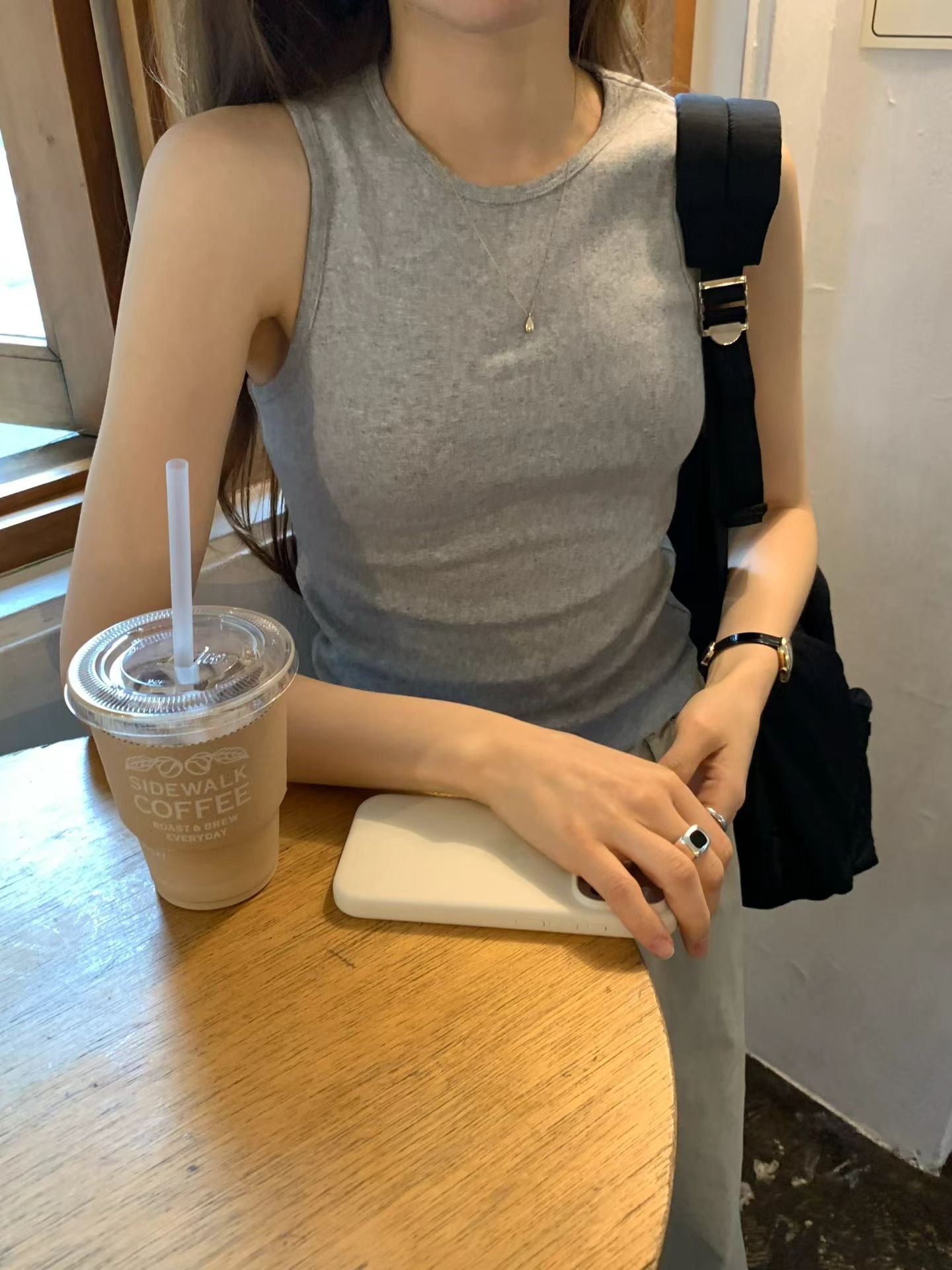 Lady sleeveless tee